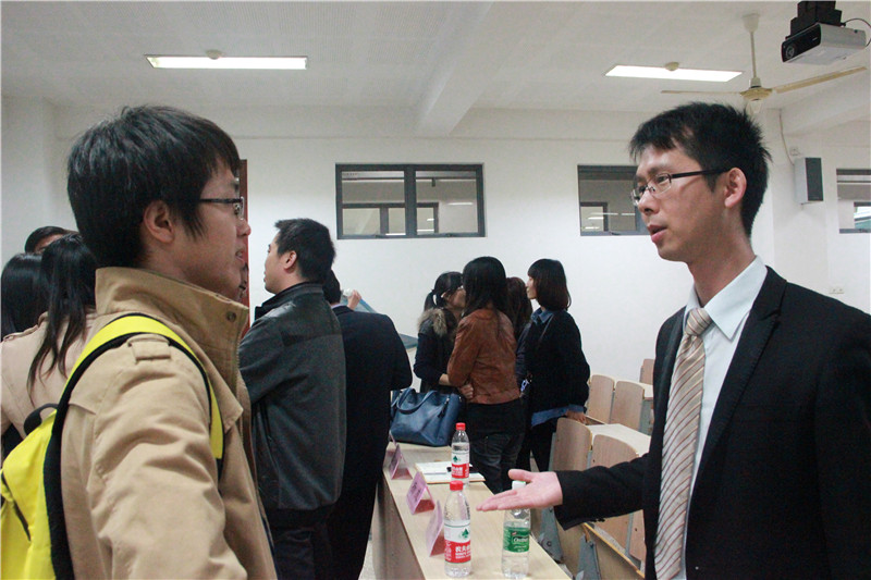会后新老生进行交流