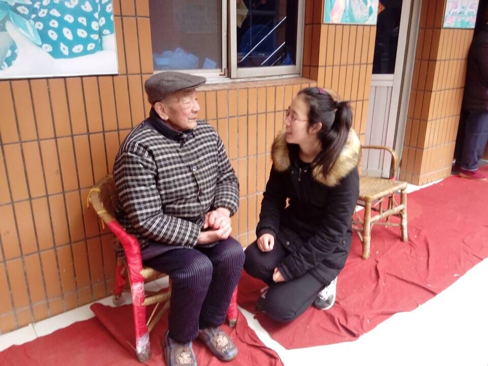 与老人聊天