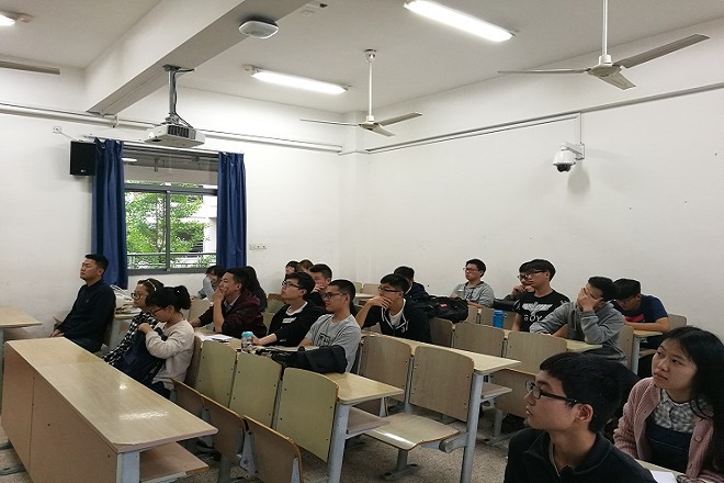 同学们认真欣赏影片 同学们认真欣赏影片