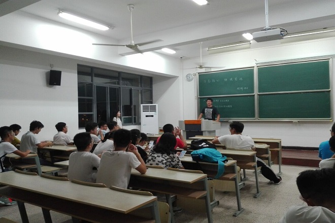 同学上台分享学习心得2