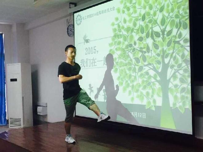 应化1401班操长虹同学做示范动作