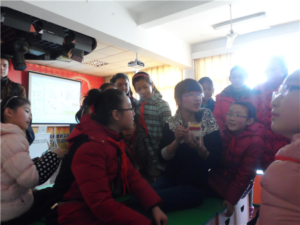 【志愿服务】弘扬雷锋精神，争当志愿先锋——记化工学院“大手拉小手，学习雷锋一起走”主题团日活动