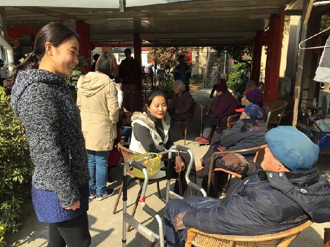 团支书在慰问94岁高龄老人
