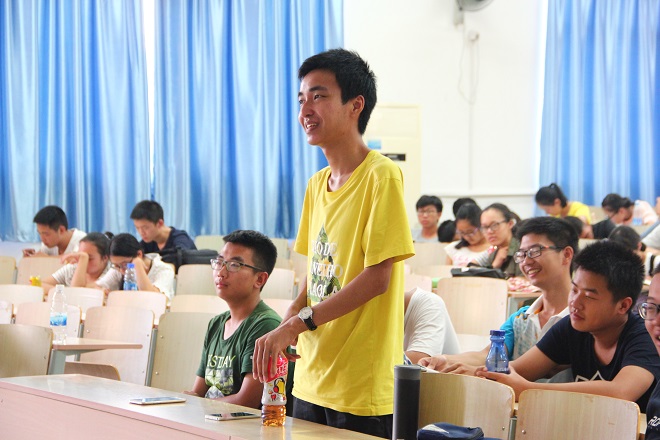 同学在台下积极发言