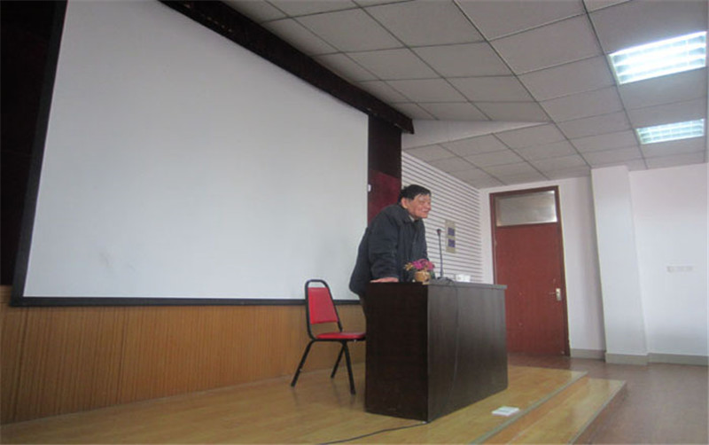 80岁的李宗元老师坚持一直站着作报告