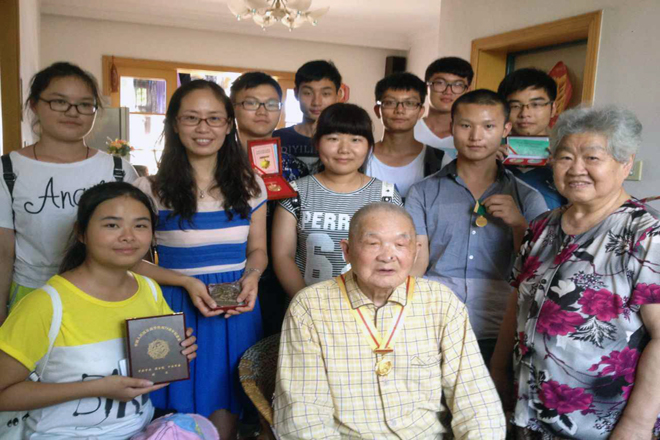 学生与陈老师合影