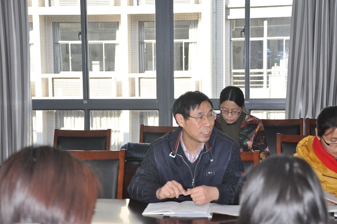 支部书记刘俊康主持会议