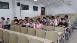 同学们观看长征纪录片