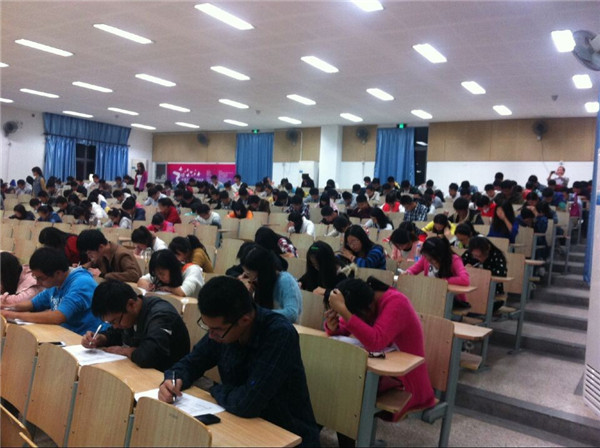 奋斗书写青春，安全你我同行——化工学院研究生首次实验室安全准入考试顺利举行
