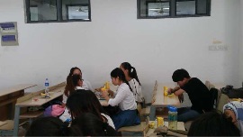 同学们互相交流长征精神