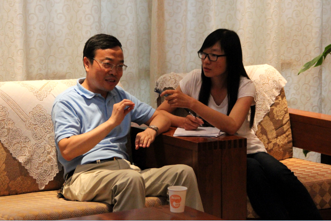方先生接受记者团采访