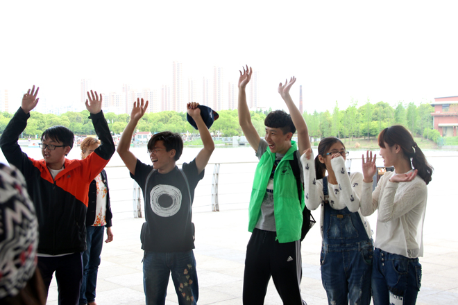 学生们正在金城湾公园里进行“打枪”游戏