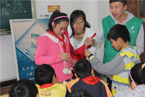 大手拉小手 欢乐校园行--化工学院成功举办“三湖小学走进江大校园”活动