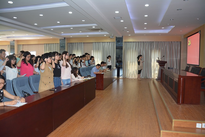 蒋艳老师带领全体新党员宣誓