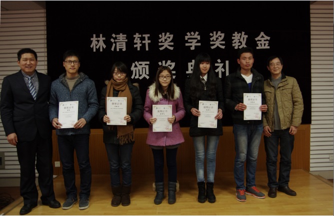 公司代表为获奖学生颁奖