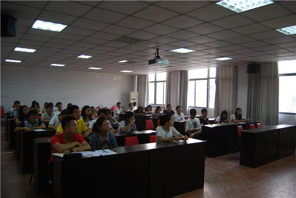 核心价值聚责任，优良学风促成才—记化工学院第一次班团例会