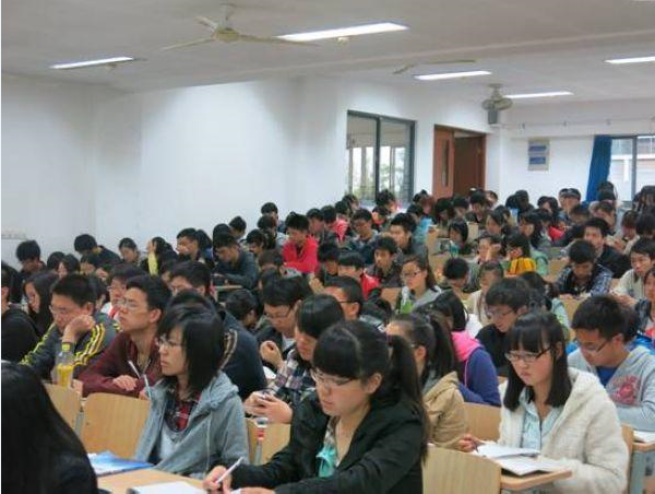 同学们认真听课