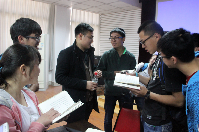 “亲近书香”顾志国老师与同学交流读书心得