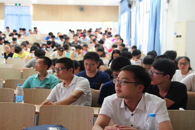 同学们认真听讲